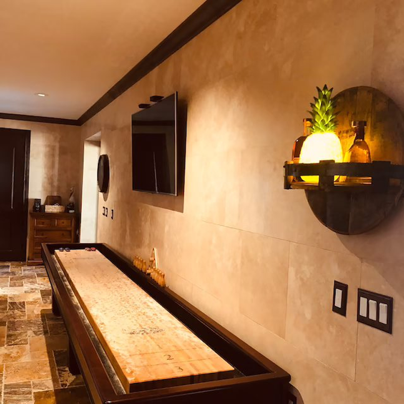 Hylla av bourbonwhiskyfat