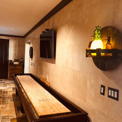 Hylla av bourbonwhiskyfat