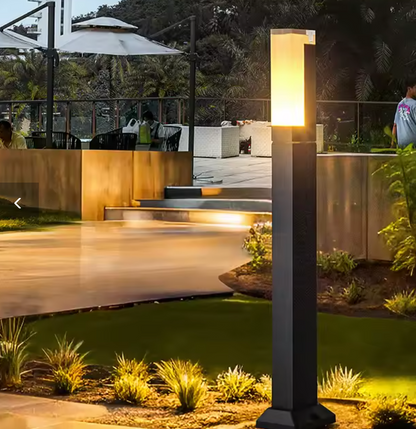 Nordisk golvlampa med fjäder- och kristallskärm