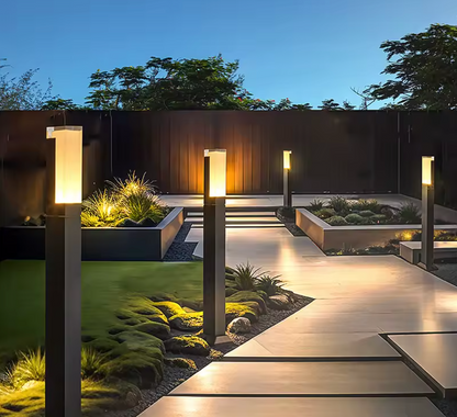 Nordisk golvlampa med fjäder- och kristallskärm