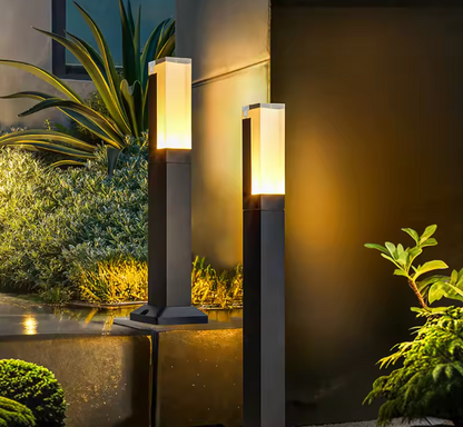 Nordisk golvlampa med fjäder- och kristallskärm